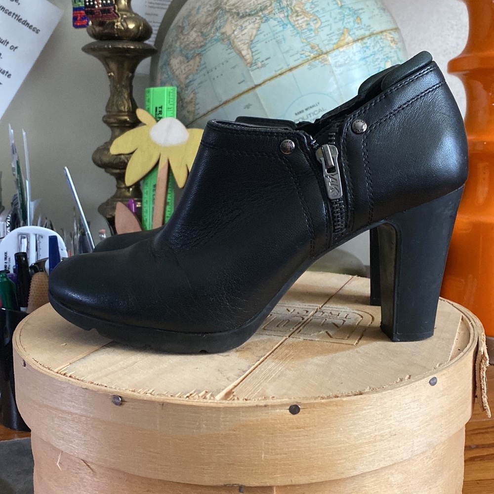 Anne Klein black leather ankle boots. Size 8.5